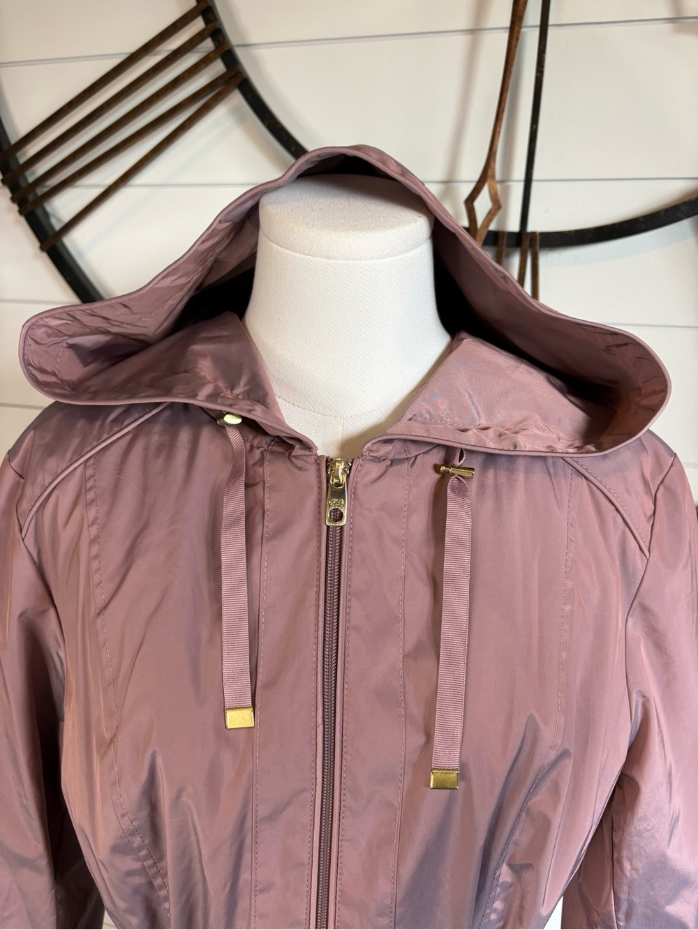 Cole Haan Signature Packable Hooded Travel Raincoat in Iridescent Mauve - Large - Picture 6 of 14